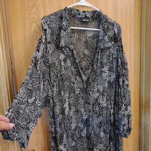 Avenue Black and White Sheer Short Sleeve Tunic Cardigan w/ buttons Size 30/32